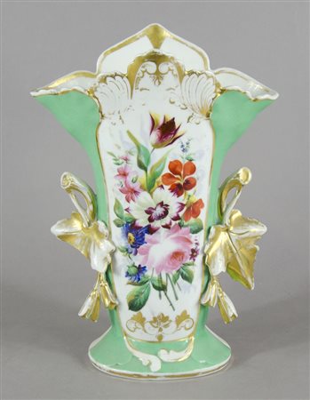 Vaso in porcellana policroma decorato a motivi floreali e foglie in rilievo....