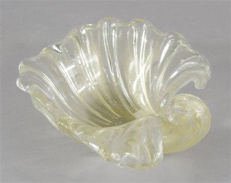 Grande conchiglia in vetro con applicazioni oro. Cm. 21x21.