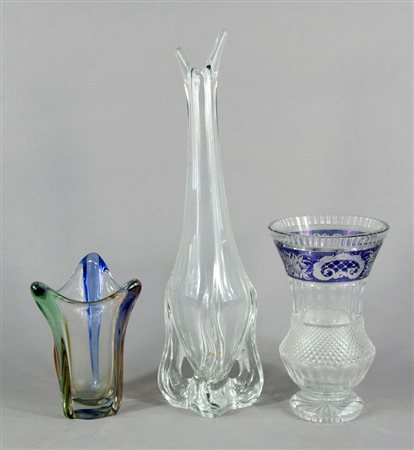 Lotto di 3 vasi in vetro e cristallo. Misure diverse.