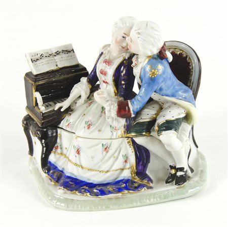 Calamaio in porcellana policroma raffigurante figure con pianoforte. H. tot...