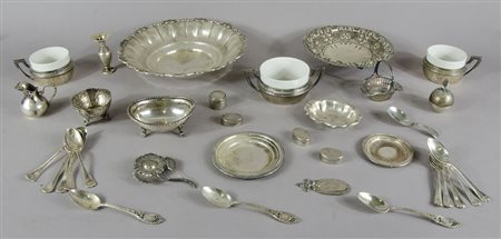 Lotto di vari oggetti in argento tra cui piatti e tazze. Gr. 1400.