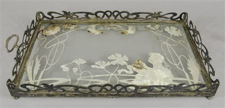 Vassoio rettangolare in metallo argentato, interno in vetro. Cm. 28x45....