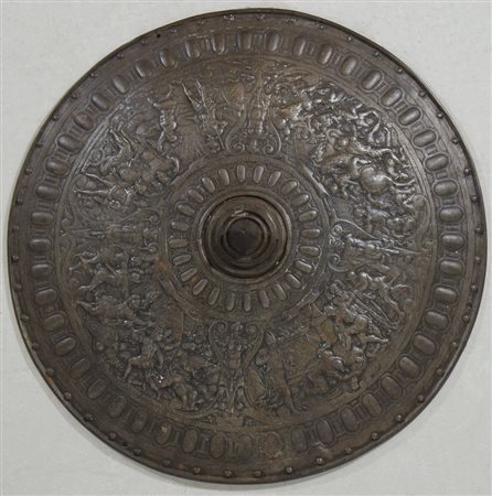 Grande scudo in bronzo decorato con scene di battaglia. Diam. Cm. 59.