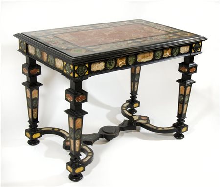 Tavolo in legno ebanizzato riccamente intarsiato in marmi colorati italiani e...