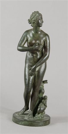 Scultura in bronzo a patina verde raffigurante donna. H. cm. 35.