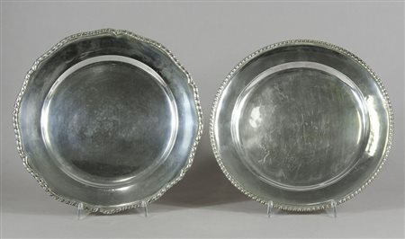 Lotto di 2 piatti in argento con bordo lavorato. Gr. 1200.