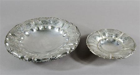 Lotto di 2 centrotavola in argento inciso e sbalzato. Gr. 700.