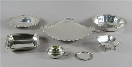 Lotto di vari oggetti in argento tra cui centrotavola e piattini. Gr. 1650.