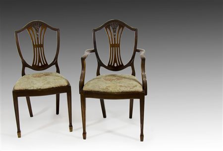 Sala da pranzo in legno composta da grande tavolo ovale allungabile (lung....