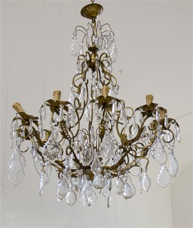 Lampadario dorato a 10 luci con pendenti in cristallo. H. cm. 105