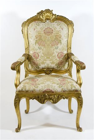 Trono in legno dorato scolpito a plamette.