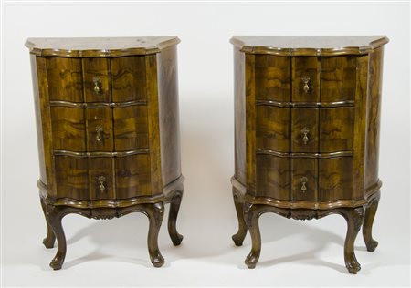 Coppia di comodini a 3 cassetti.