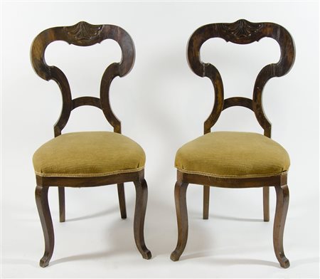 Lotto di 4 sedie con schienale scolpito. XIX secolo.