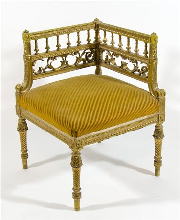 Sedia ad angolo in legno dorato.