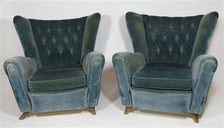 Coppia di poltrone ad orecchie rivestite con velluto azzurro.