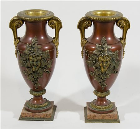 Coppia di grandi vasi in metallo con manici in bronzo dorato e applicazioni a...