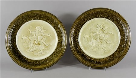 Schutz Cilli: coppia di piatti in ceramica policroma con figure di putti al...