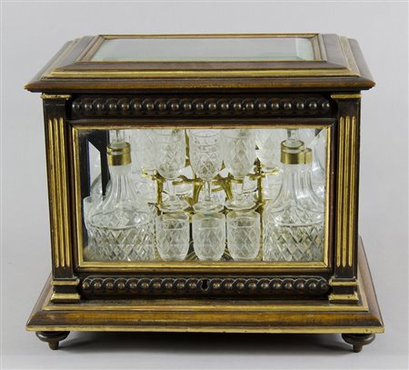 Servizio da whisky da viaggio in vetro inciso, composto da 4 brocche e 15...