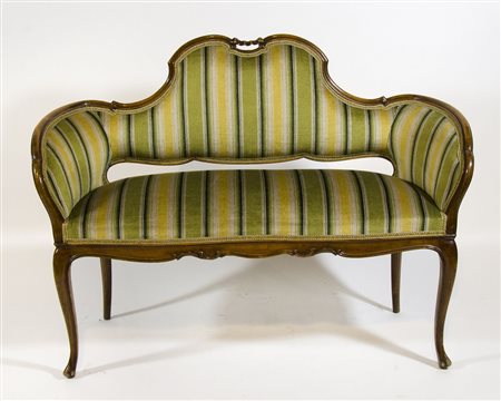 Piccolo divanetto a 2 posti con struttura in legno.