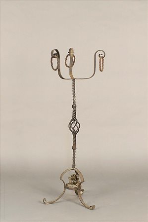 Portavaso in ferro battuto poggiante su base a tripode, XIX secolo, h. cm. 105.