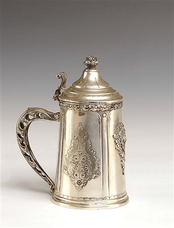 Tankard in argento inciso e sbalzato, vecchia manifattura, gr. 300, h. cm. 16.