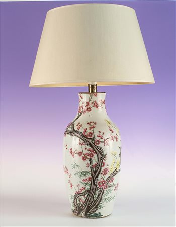 Grande lampada in porcellana bianca e dipinta a policromia a motivo di ramo...