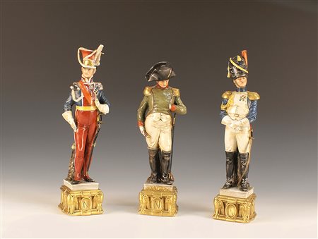 Lotto composto da tre figure in porcellana policroma raffiguranti Napoleone...