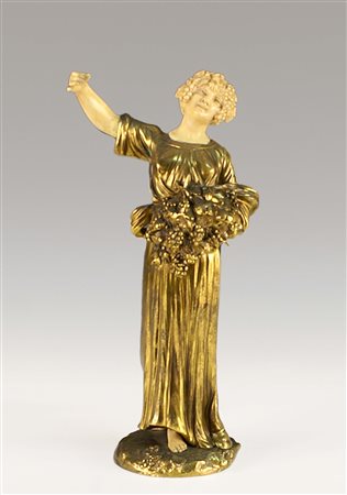 Scultura Decò in avorio e bronzo dorato raffigurante una figura femminile,...