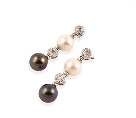 Orecchini pendenti in oro bianco 18kt e quattro perle coltivate bianche e...