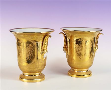 Coppia di vasi in porcellana bianca dorata e decorata a motivo Impero,...
