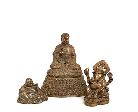 Scuola orientale, lotto composto da tre gruppi in bronzo dorato raffiguranti...