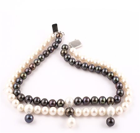 Collarino composto da due fili di perle coltivate rispettivamente bianche e...