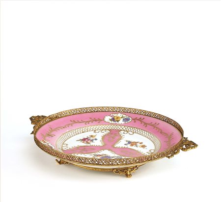 Centrotavola in porcellana dipinta in policromia e parzialmente dorata con...