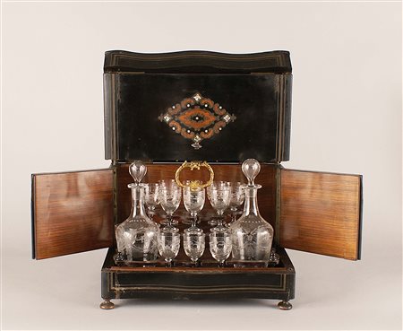 Cave a liqueur in legno ebanizzato ed intarsiato in madreperla e bois de rose...