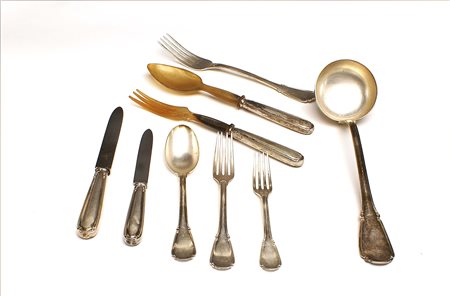 Servizio di 60 posate in argento composto da 13 forchette, 12 coltelli, 12...