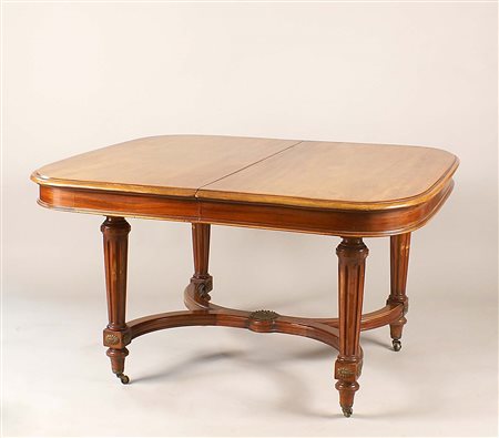 Tavolo allungabile in mogano con applicazioni in bronzo dorato, poggiante su...