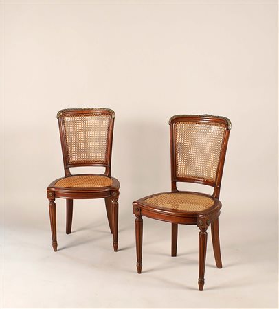 Sei sedie in mogano con applicazioni in bronzo dorato, schienali e sedute in...