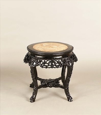 Tavolino basso in legno ebanizzato e scolpito, piano circolare in marmo,...