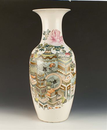 Vaso a balaustro in porcellana dipinta a policromia e decorata a motivo...