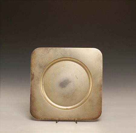 Piatto in argento di forma quadrata a corpo liscio, gr. 658.