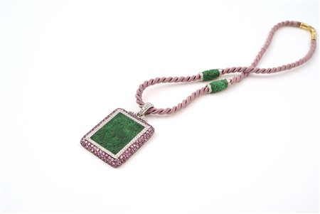 Pendente in oro bianco 18kt con al centro sezione rettangolare in giada...