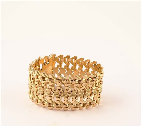 Bracciale a fascia in oro rosso 18kt a motivo geometrico, anni 40/50, gr. 55,8.