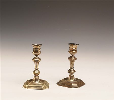 Coppia di candelieri in argento poggianti su basi squadrate, vecchia...