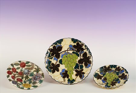 Lotto composto da quattro piattini in ceramica policroma, manifattura...