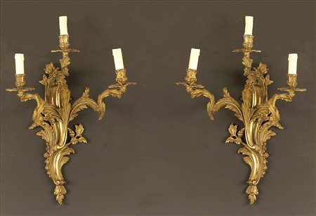 Coppia di appliques in bronzo dorato a tre fiamme decorate a motivo di volute...
