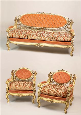 Salotto composto da un divano e due poltrone in legno laccato e dorato,...