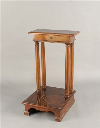 Inginocchiatoio in noce, piano e pedana rettangolari, riuniti da colonne...