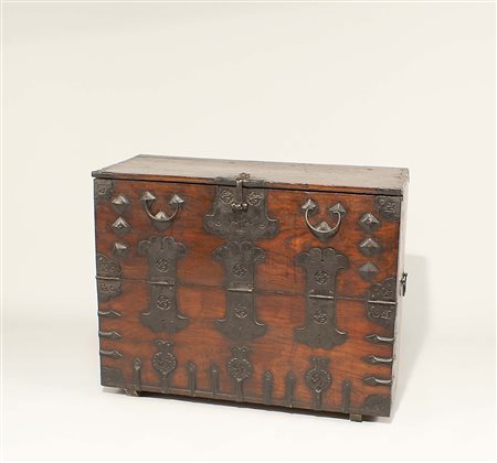 Antico forziere in castagno con applicazioni e maniglie in ferro battuto, cm....