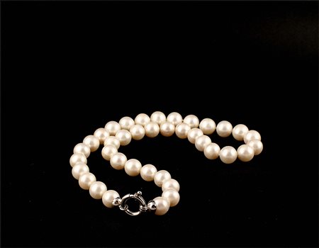 Collana composta da un filo di perle coltivate di mm. 11 circa con chiusura a...