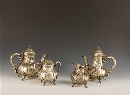 Servizio da the e caffè in argento composto da una teiera, una caffettiera,...